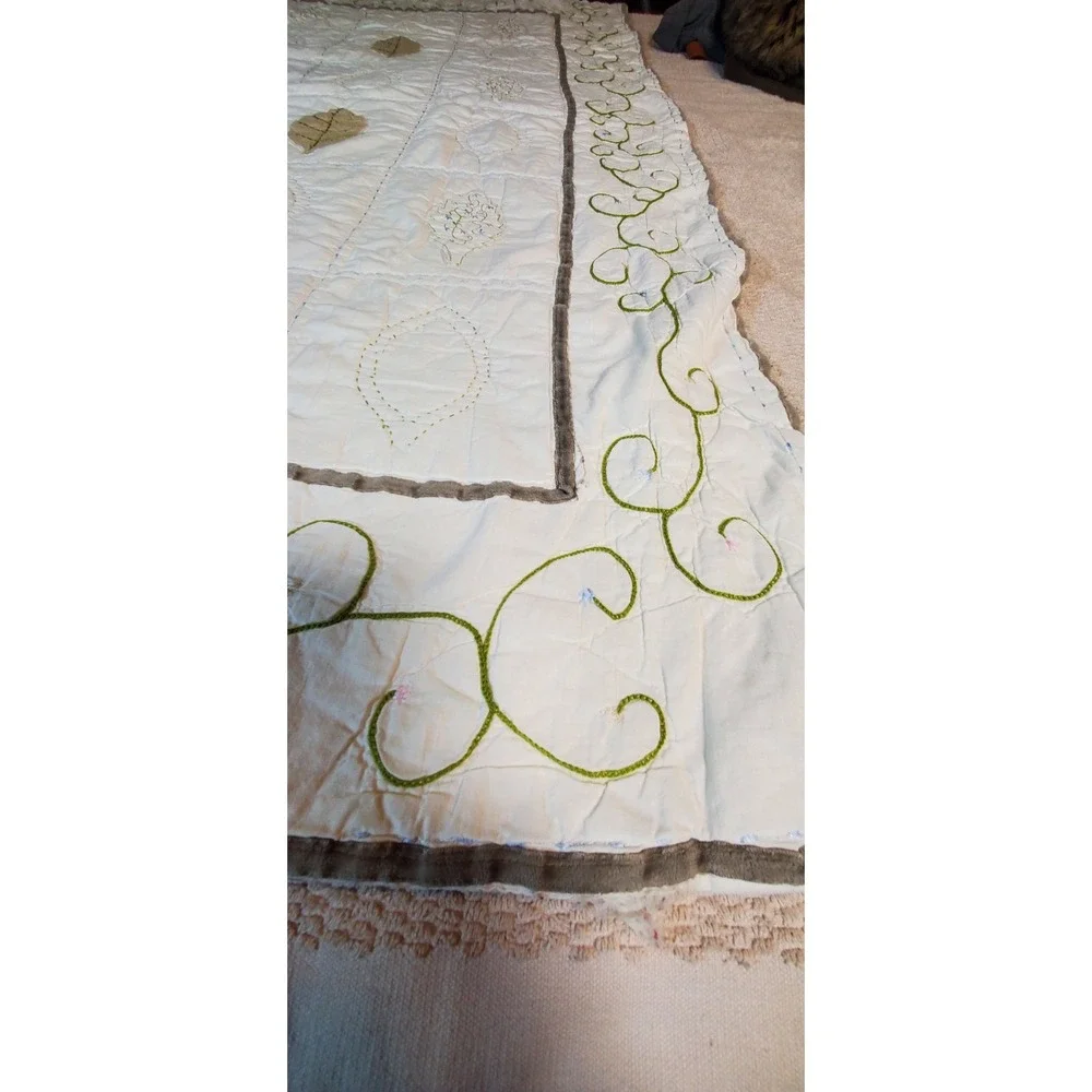Vtg Handsewn Embroided Lap Quilt '70 Leaf‎ Motif - Need Minor Repair- 55x44
